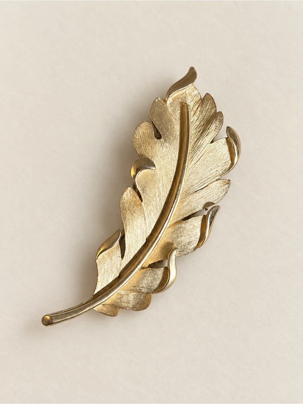 Vintage Trifari 19060s Gold Leaf Brooch Pin - in excellent condition